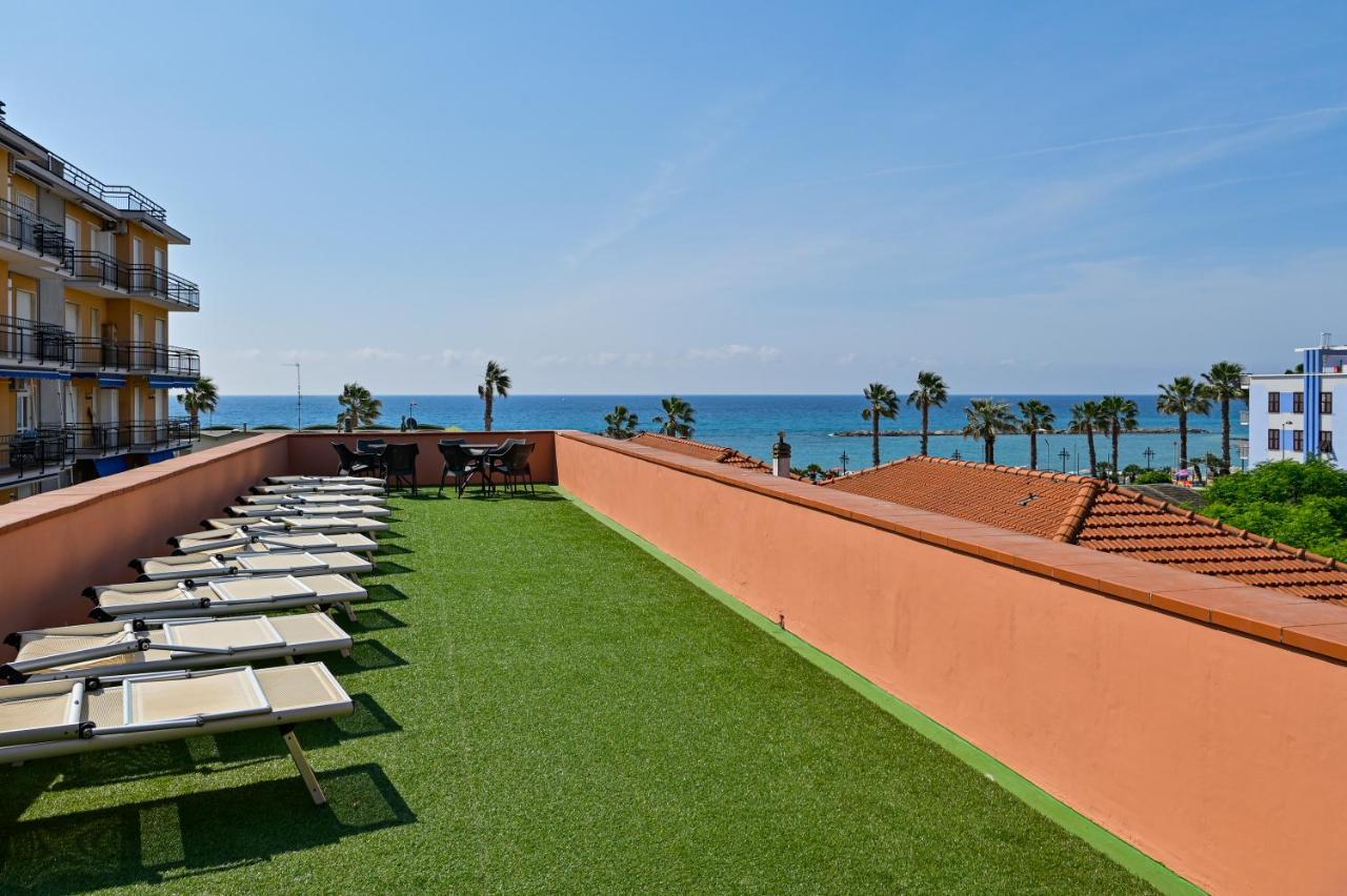 Hotel Delle Rose San Bartolomeo Al Mare Exterior foto