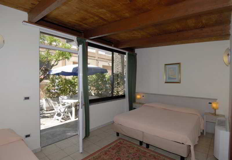 Hotel Delle Rose San Bartolomeo Al Mare Habitación foto